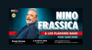 Nino Frassica sul palco alla Forte Arena durante il Tour 2000/3000