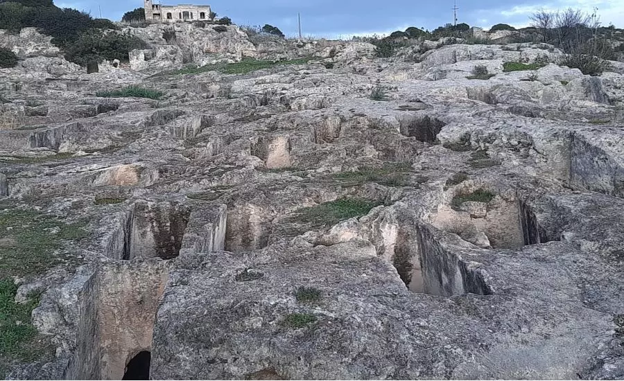 Tuvixeddu: Culti, Misteri e Storia della più grande Necropoli del Mediterraneo