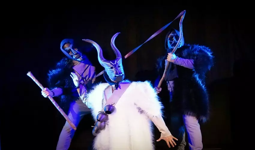 Spettacoli Cagliari Gli Artisti Fuori Posto al Teatro Massimo con “Nosus”, lo spettacolo in lingua sarda e inglese